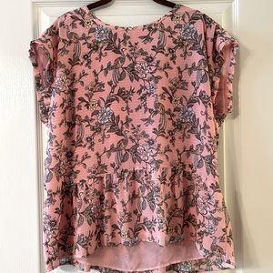 Great print top that goes with so many different color of pants and skirts